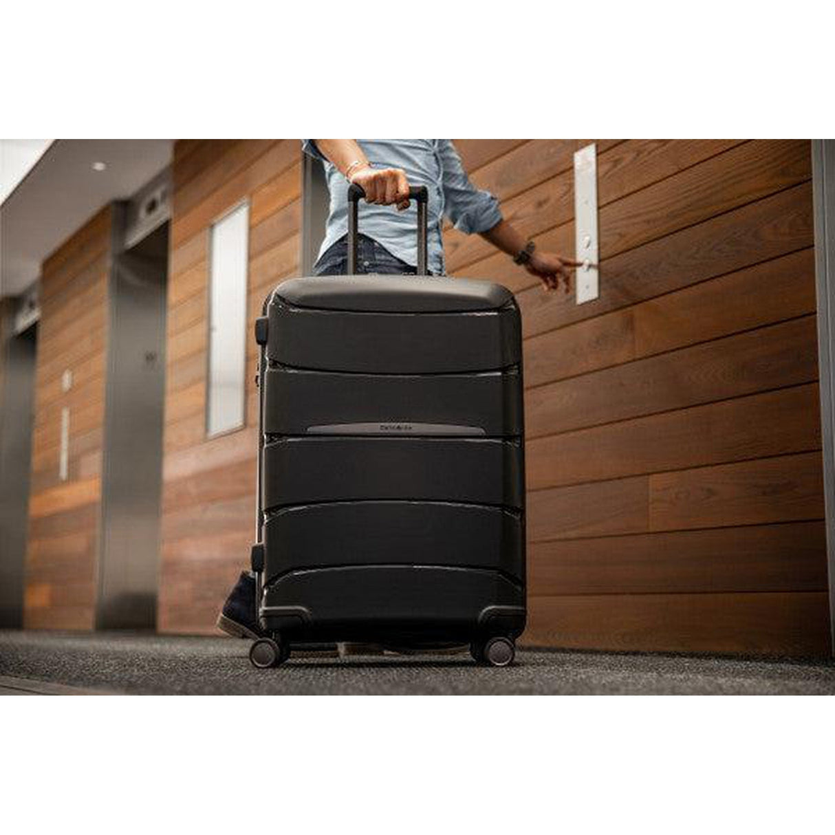 Samsonite Outline Pro Carry-On Spinner
