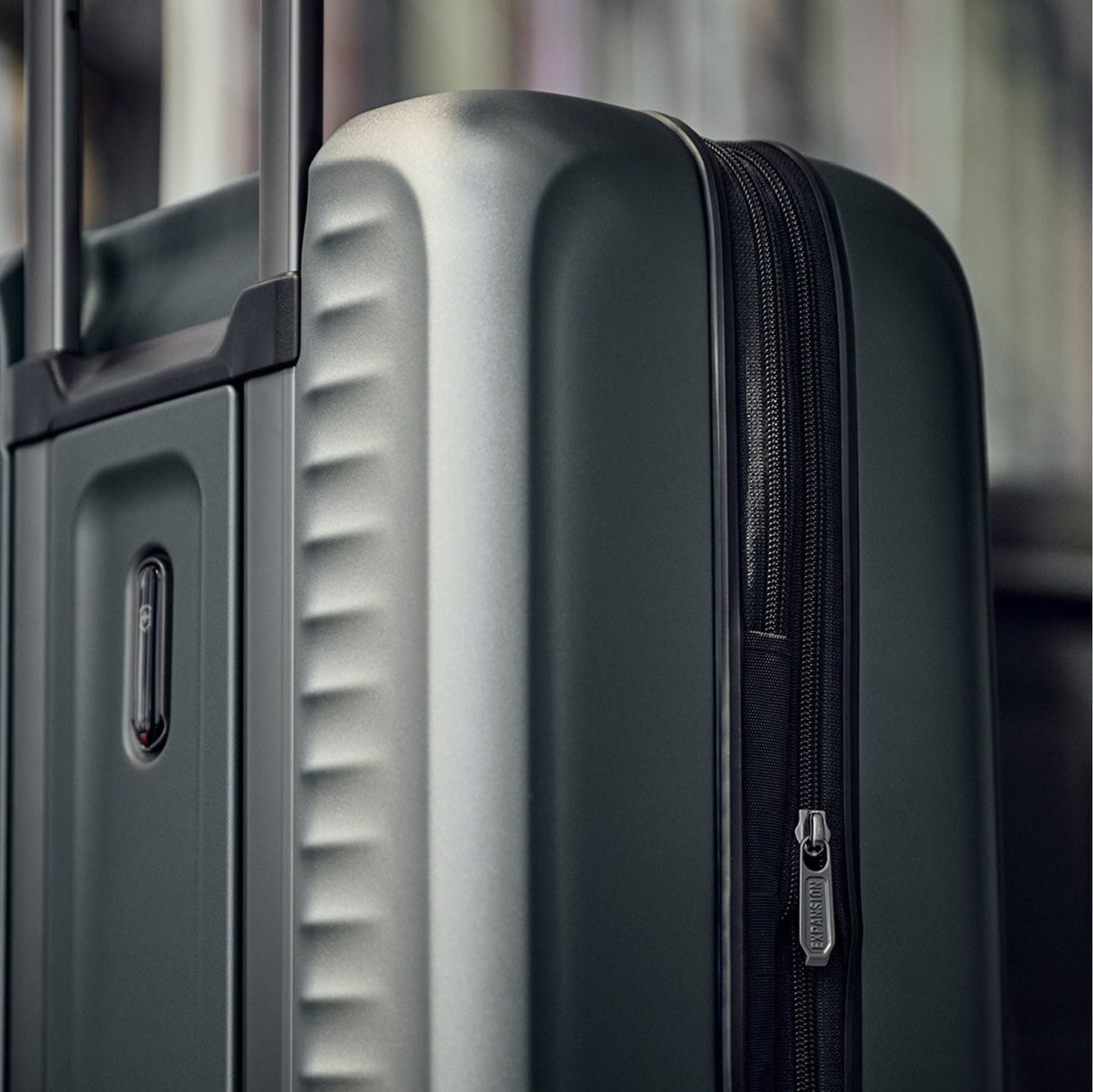 Victorinox Airox Advanced Medium Hardside Case