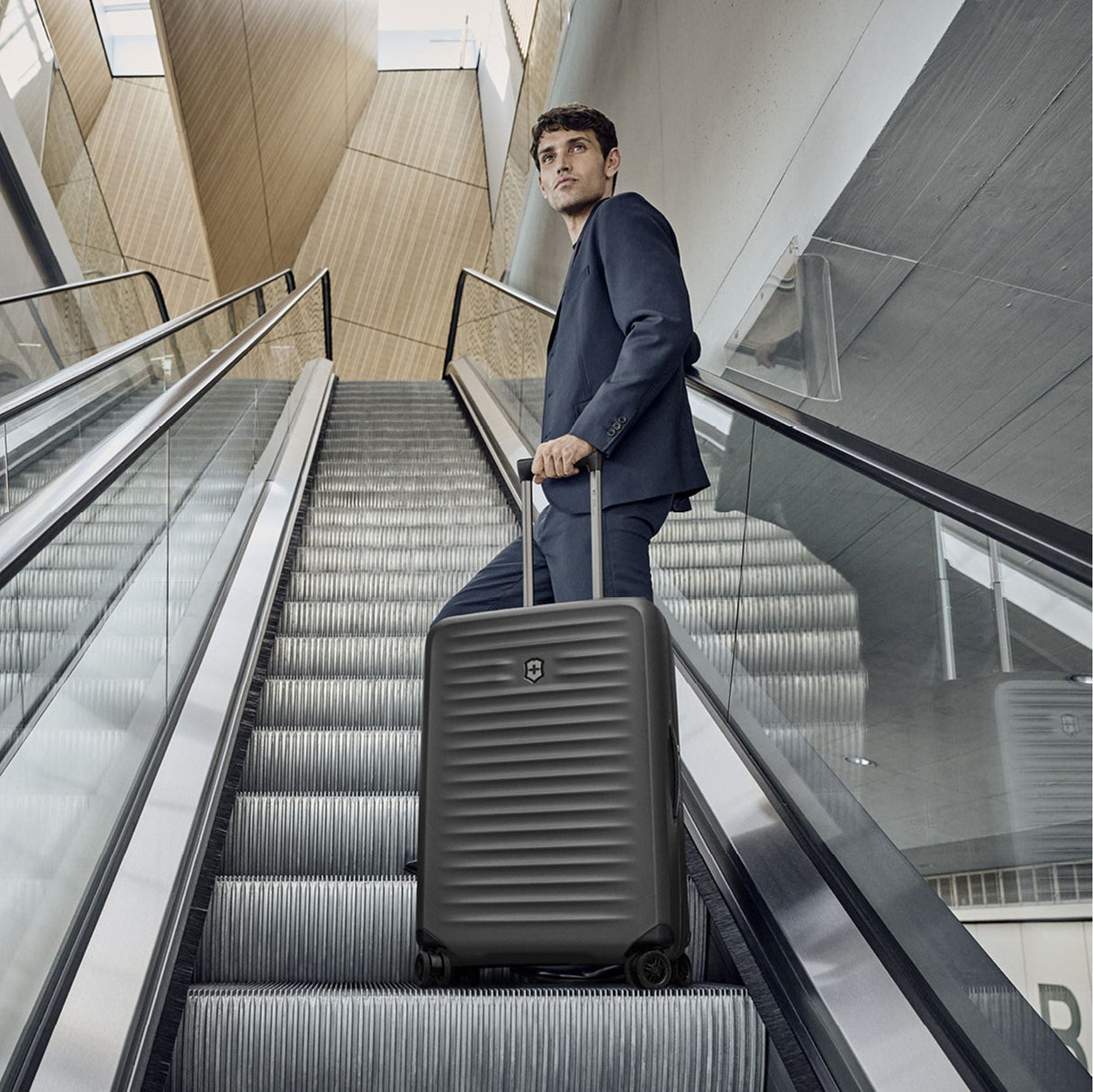 Victorinox Airox Advanced Medium Hardside Case