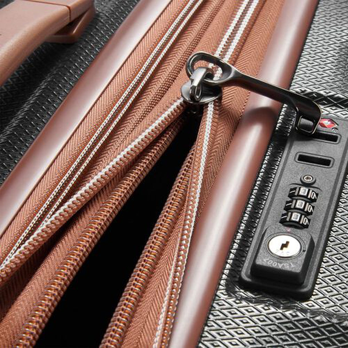 Delsey St Tropez 24" Expandable Spinner