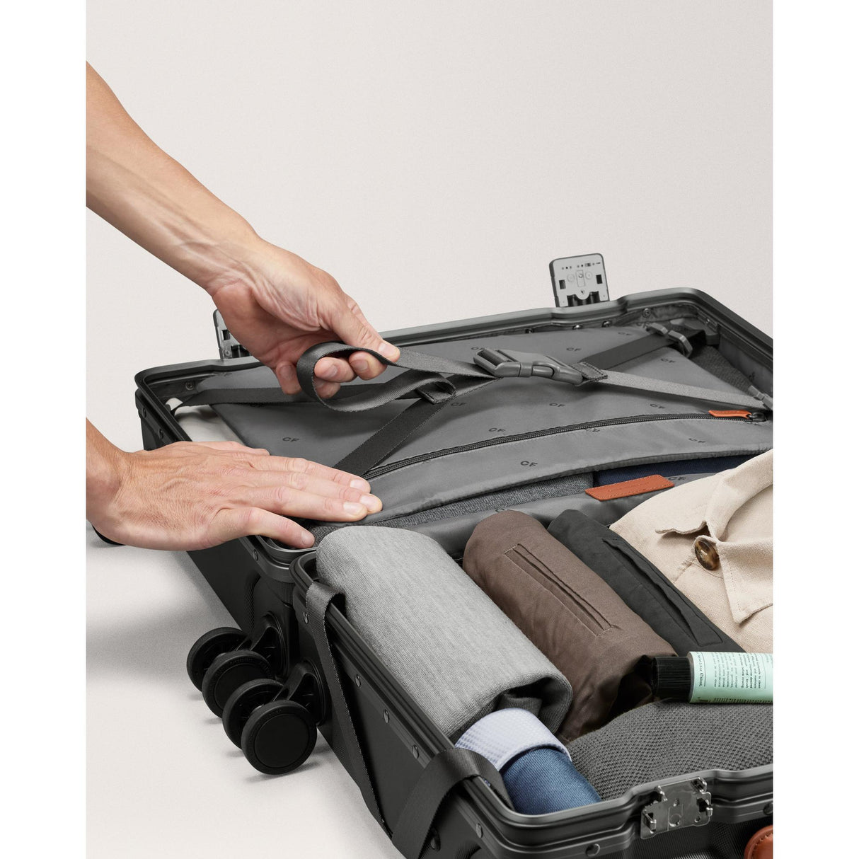 Carl Friedrik Hybrid The Carry-on