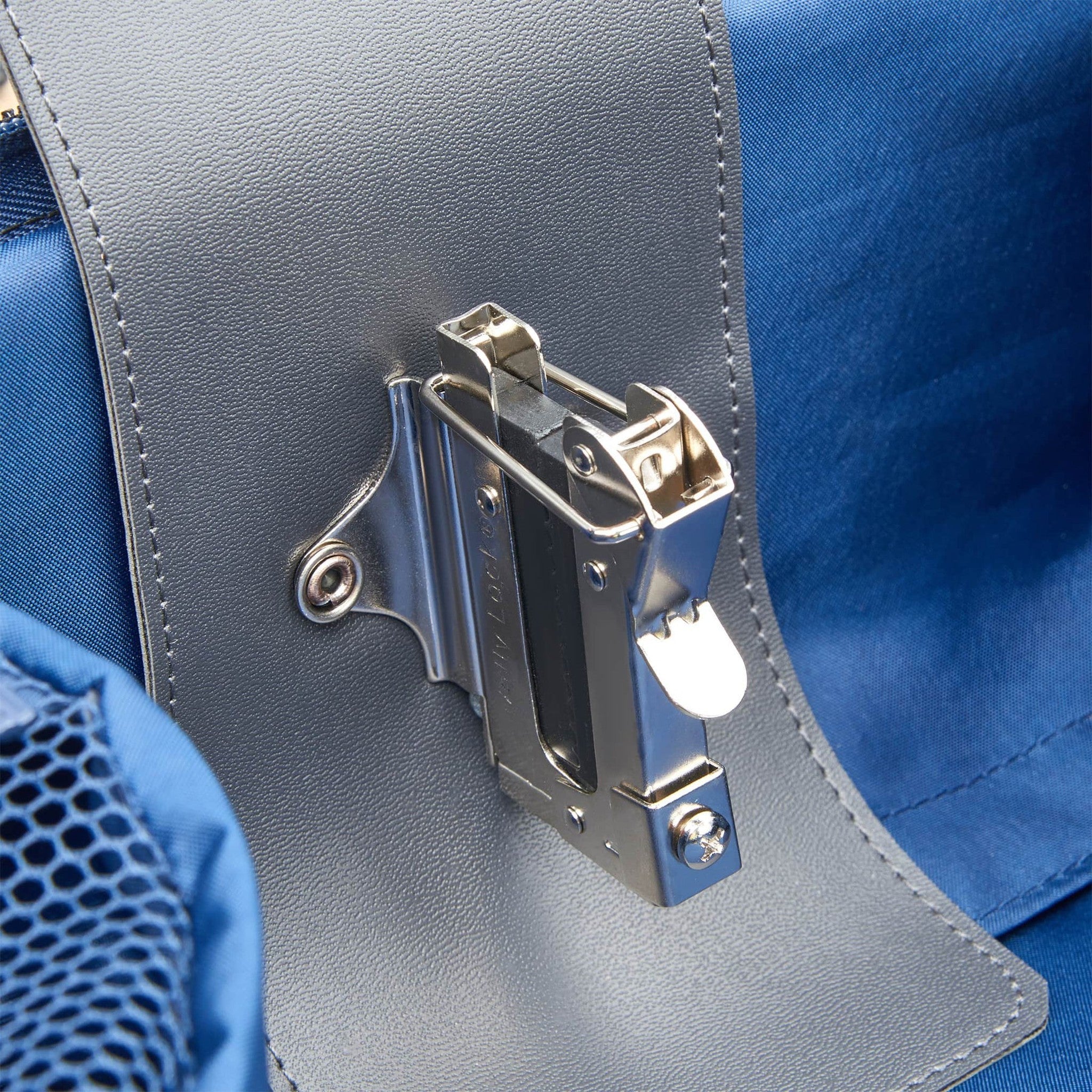 Delsey Brochant 3 Spinner Garment Bag – Luggage Pros