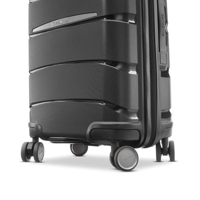 Samsonite Outline Pro 22x14x9 Carry-On Spinner