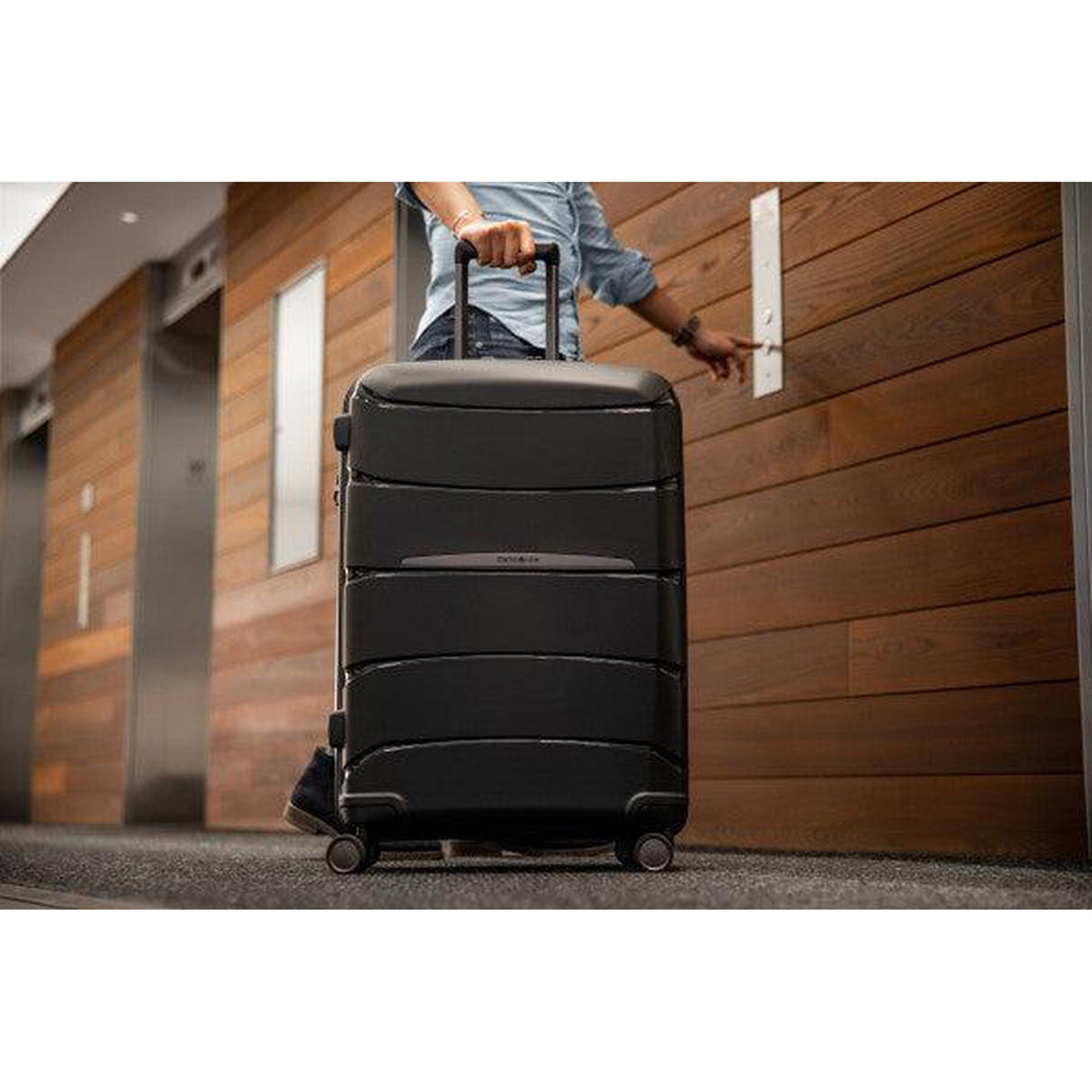 Samsonite Outline Pro 22x14x9 Global Carry-On Spinner